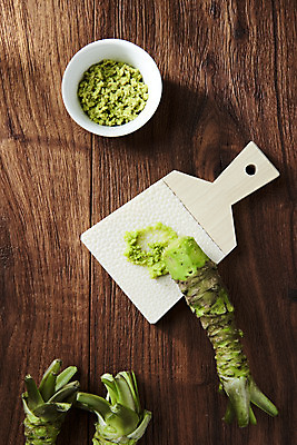 포토 JPG 스튜디오촬영 채소 식재료 실내 사람없음 하이앵글 갈색 소스 고추냉이 강판 플랫레이 생와사비 나무배경 국내포토 뷰포인트 컬러 백그라운드 내부 양념 플랫 파일형식