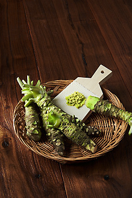 포토 JPG 스튜디오촬영 채소 식재료 실내 사람없음 갈색 바구니 소스 고추냉이 강판 생와사비 나무배경 국내포토 컬러 백그라운드 내부 양념 파일형식