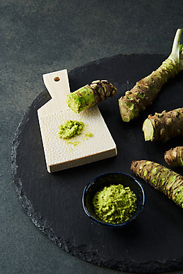 포토 JPG 스튜디오촬영 채소 식재료 검은배경 실내 사람없음 검은색 소스 고추냉이 강판 생와사비 국내포토 컬러 백그라운드 내부 양념 파일형식