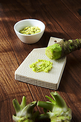 포토 JPG 스튜디오촬영 채소 식재료 실내 사람없음 갈색 소스 고추냉이 강판 생와사비 나무배경 국내포토 컬러 백그라운드 내부 양념 파일형식