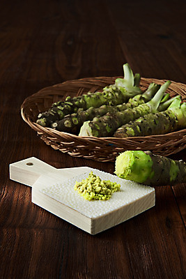 포토 JPG 스튜디오촬영 채소 식재료 실내 사람없음 갈색 바구니 소스 고추냉이 강판 생와사비 나무배경 국내포토 컬러 백그라운드 내부 양념 파일형식