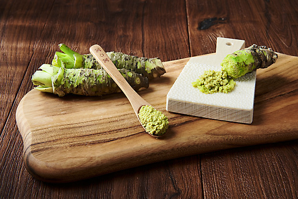 포토 JPG 스튜디오촬영 채소 식재료 도마 실내 사람없음 갈색 숟가락 소스 고추냉이 강판 나무도마 생와사비 나무배경 국내포토 컬러 백그라운드 주방용품 수저 내부 목재 양념 파일형식