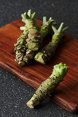 포토 JPG 스튜디오촬영 채소 식재료 도마 실내 사람없음 갈색 소스 고추냉이 나무도마 생와사비 국내포토 컬러 주방용품 내부 목재 양념 파일형식