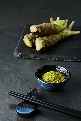 포토 JPG 스튜디오촬영 그릇 채소 식재료 젓가락 검은배경 실내 사람없음 검은색 소스 고추냉이 생와사비 국내포토 식기 컬러 백그라운드 수저 내부 양념 파일형식