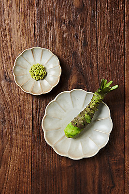 포토 JPG 스튜디오촬영 그릇 접시 채소 식재료 실내 사람없음 하이앵글 갈색 소스 고추냉이 플랫레이 생와사비 나무배경 국내포토 식기 뷰포인트 컬러 백그라운드 내부 양념 플랫 파일형식