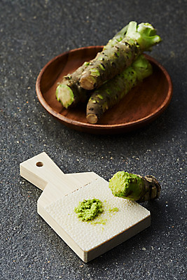 포토 JPG 스튜디오촬영 접시 채소 식재료 검은배경 실내 사람없음 검은색 소스 고추냉이 강판 나무접시 생와사비 국내포토 식기 컬러 백그라운드 내부 양념 파일형식