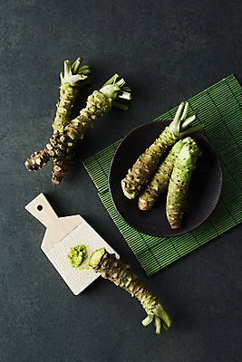 포토 JPG 스튜디오촬영 접시 채소 식재료 검은배경 실내 사람없음 하이앵글 검은색 소스 고추냉이 강판 플랫레이 생와사비 국내포토 식기 뷰포인트 컬러 백그라운드 내부 양념 플랫 파일형식