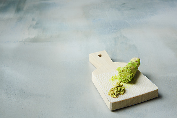 포토 JPG 스튜디오촬영 채소 식재료 회색배경 실내 사람없음 회색 소스 고추냉이 강판 생와사비 국내포토 컬러 백그라운드 내부 양념 파일형식