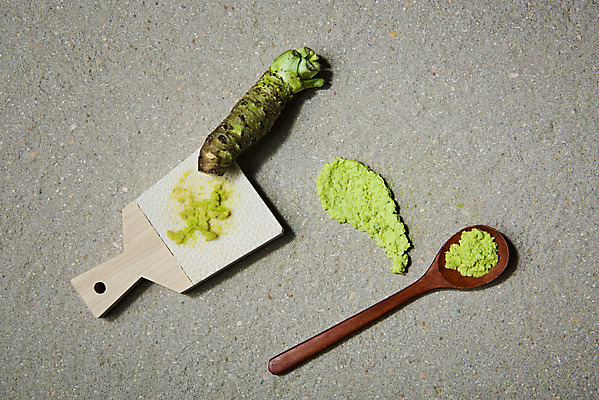 포토 JPG 스튜디오촬영 채소 식재료 회색배경 실내 사람없음 하이앵글 숟가락 회색 소스 고추냉이 강판 플랫레이 생와사비 국내포토 뷰포인트 컬러 백그라운드 수저 내부 양념 플랫 파일형식