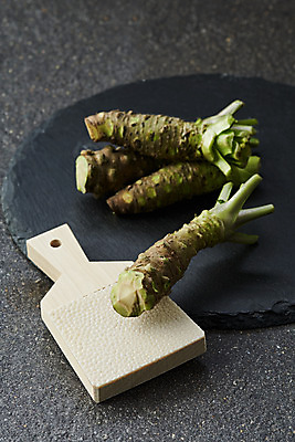 포토 JPG 스튜디오촬영 채소 식재료 검은배경 실내 사람없음 검은색 소스 고추냉이 강판 생와사비 국내포토 컬러 백그라운드 내부 양념 파일형식