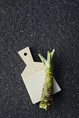 포토 JPG 스튜디오촬영 채소 식재료 검은배경 실내 사람없음 하이앵글 검은색 소스 고추냉이 강판 플랫레이 생와사비 국내포토 뷰포인트 컬러 백그라운드 내부 양념 플랫 파일형식