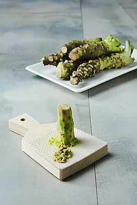 포토 JPG 스튜디오촬영 접시 채소 식재료 회색배경 실내 사람없음 회색 소스 고추냉이 강판 생와사비 국내포토 식기 컬러 백그라운드 내부 양념 파일형식