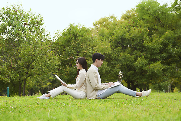 포토 JPG 주간 전신 커플 공원 여자 교육 남자 대학생 대학생라이프 들기 앉기 20대 청년 성인 야외 두명 옆모습 책 친구 노트북 청춘 독서 캠퍼스라이프 우정 한국인 등맞대기 즐거움 대학교 과제 성인만 국내포토 자연요소 학생 라이프스타일 공공시설 감정 뷰포인트 컨셉 학교 관계 모션 사람 동양인 전자제품 파일형식