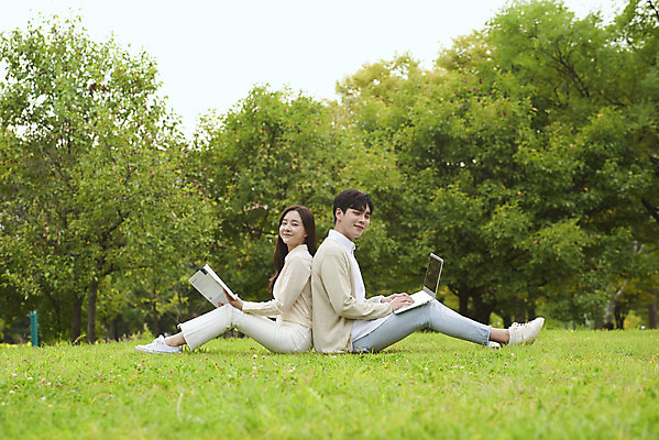 포토 JPG 주간 전신 커플 공원 여자 교육 남자 대학생 대학생라이프 들기 앉기 20대 청년 성인 야외 두명 옆모습 책 친구 노트북 청춘 독서 캠퍼스라이프 우정 한국인 등맞대기 즐거움 대학교 과제 성인만 국내포토 자연요소 학생 라이프스타일 공공시설 감정 뷰포인트 컨셉 학교 관계 모션 사람 동양인 전자제품 파일형식