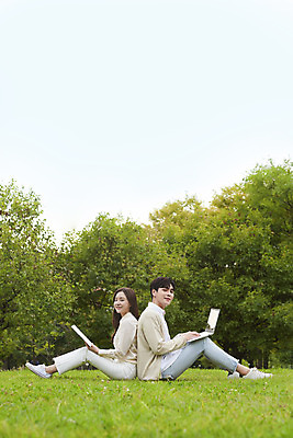 포토 JPG 주간 전신 커플 공원 여자 교육 남자 대학생 대학생라이프 들기 앉기 20대 청년 성인 야외 두명 옆모습 책 친구 노트북 청춘 독서 캠퍼스라이프 우정 한국인 등맞대기 즐거움 대학교 과제 성인만 국내포토 자연요소 학생 라이프스타일 공공시설 감정 뷰포인트 컨셉 학교 관계 모션 사람 동양인 전자제품 파일형식