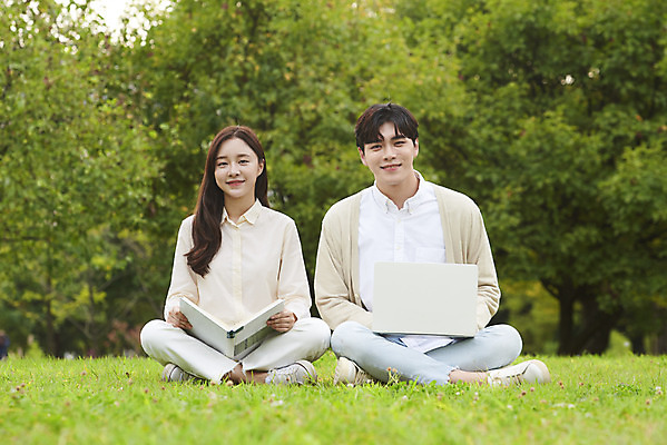 포토 JPG 주간 전신 커플 공원 여자 교육 남자 대학생 대학생라이프 앉기 20대 청년 성인 야외 두명 앞모습 책 친구 노트북 청춘 독서 캠퍼스라이프 우정 한국인 즐거움 대학교 과제 성인만 국내포토 자연요소 학생 라이프스타일 공공시설 감정 뷰포인트 컨셉 학교 관계 모션 사람 동양인 전자제품 파일형식