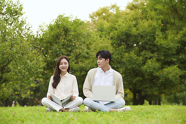 포토 JPG 주간 전신 커플 공원 여자 교육 남자 대학생 대학생라이프 앉기 20대 청년 성인 야외 두명 앞모습 책 친구 노트북 청춘 독서 캠퍼스라이프 우정 한국인 즐거움 대학교 과제 성인만 국내포토 자연요소 학생 라이프스타일 공공시설 감정 뷰포인트 컨셉 학교 관계 모션 사람 동양인 전자제품 파일형식