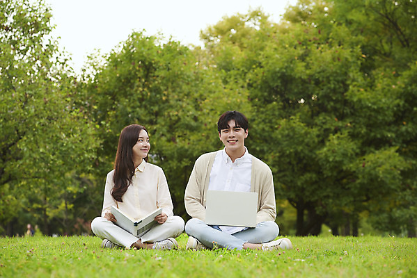 포토 JPG 주간 전신 커플 공원 여자 교육 남자 대학생 대학생라이프 앉기 20대 청년 성인 야외 두명 앞모습 책 친구 노트북 청춘 독서 캠퍼스라이프 우정 한국인 즐거움 대학교 과제 성인만 국내포토 자연요소 학생 라이프스타일 공공시설 감정 뷰포인트 컨셉 학교 관계 모션 사람 동양인 전자제품 파일형식