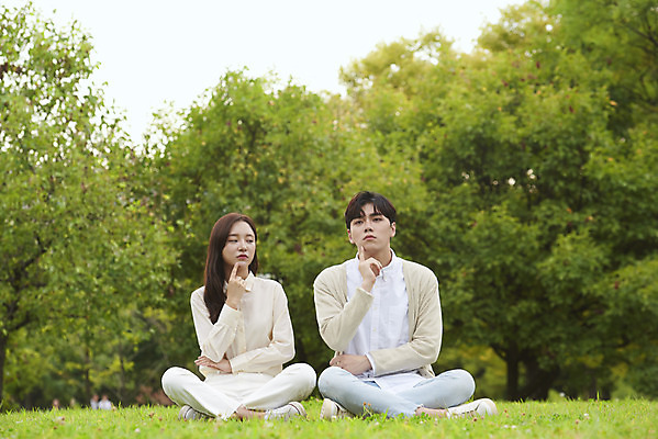 포토 JPG 주간 전신 커플 공원 여자 교육 남자 대학생 생각 대학생라이프 앉기 손짓 20대 청년 성인 야외 두명 앞모습 친구 청춘 캠퍼스라이프 우정 한국인 즐거움 고민 대학교 성인만 국내포토 자연요소 학생 라이프스타일 공공시설 감정 뷰포인트 컨셉 학교 관계 모션 사람 동양인 파일형식