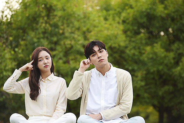 포토 JPG 주간 전신 커플 공원 여자 교육 남자 대학생 생각 대학생라이프 앉기 손짓 20대 청년 성인 야외 두명 앞모습 친구 청춘 캠퍼스라이프 우정 한국인 즐거움 고민 대학교 성인만 국내포토 자연요소 학생 라이프스타일 공공시설 감정 뷰포인트 컨셉 학교 관계 모션 사람 동양인 파일형식