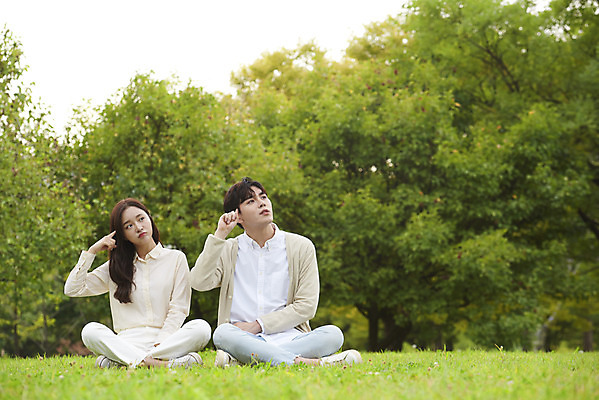 포토 JPG 주간 전신 커플 공원 여자 교육 남자 대학생 생각 대학생라이프 앉기 손짓 20대 청년 성인 야외 두명 앞모습 친구 청춘 캠퍼스라이프 우정 한국인 즐거움 고민 대학교 성인만 국내포토 자연요소 학생 라이프스타일 공공시설 감정 뷰포인트 컨셉 학교 관계 모션 사람 동양인 파일형식