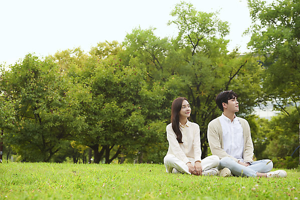 포토 JPG 주간 전신 커플 응시 공원 여자 교육 남자 대학생 대학생라이프 앉기 20대 청년 성인 야외 두명 앞모습 친구 청춘 캠퍼스라이프 우정 한국인 즐거움 대학교 성인만 국내포토 자연요소 학생 라이프스타일 시선 공공시설 감정 뷰포인트 컨셉 학교 관계 모션 사람 동양인 파일형식