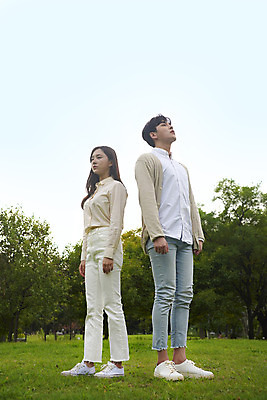 포토 JPG 주간 전신 커플 응시 공원 여자 교육 남자 대학생 대학생라이프 서기 20대 청년 성인 야외 두명 옆모습 친구 청춘 캠퍼스라이프 우정 한국인 즐거움 대학교 성인만 국내포토 자연요소 학생 라이프스타일 시선 공공시설 감정 뷰포인트 컨셉 학교 관계 모션 사람 동양인 파일형식