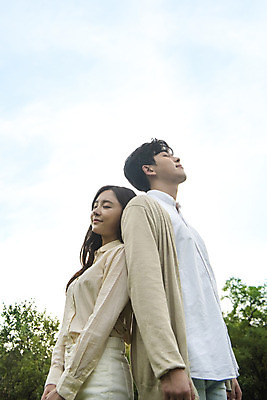 포토 JPG 주간 커플 공원 여자 교육 남자 대학생 로우앵글 대학생라이프 휴식 서기 미소 상반신 20대 청년 성인 야외 두명 옆모습 친구 청춘 눈감음 캠퍼스라이프 기댐 우정 한국인 등맞대기 즐거움 대학교 성인만 국내포토 자연요소 학생 라이프스타일 공공시설 감정 뷰포인트 컨셉 학교 관계 모션 표정 사람 동양인 파일형식