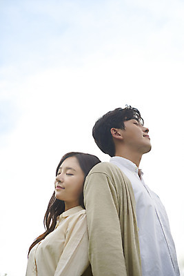 포토 JPG 주간 커플 공원 여자 교육 남자 대학생 로우앵글 대학생라이프 휴식 서기 미소 상반신 20대 청년 성인 야외 두명 옆모습 친구 청춘 눈감음 캠퍼스라이프 기댐 우정 한국인 등맞대기 즐거움 대학교 성인만 국내포토 자연요소 학생 라이프스타일 공공시설 감정 뷰포인트 컨셉 학교 관계 모션 표정 사람 동양인 파일형식