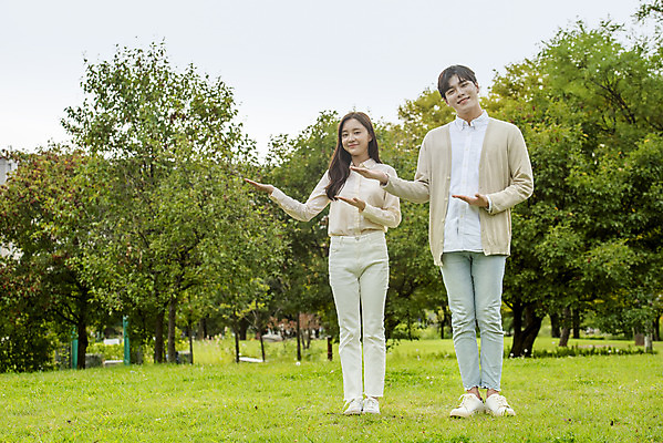 포토 JPG 주간 전신 커플 공원 여자 교육 남자 대학생 대학생라이프 안내 서기 미소 손짓 20대 청년 성인 야외 두명 앞모습 친구 청춘 캠퍼스라이프 우정 한국인 가리킴 즐거움 대학교 성인만 국내포토 자연요소 학생 라이프스타일 공공시설 감정 뷰포인트 컨셉 학교 관계 모션 표정 사람 동양인 파일형식