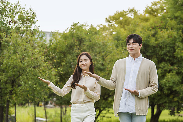 포토 JPG 주간 커플 공원 여자 교육 남자 대학생 대학생라이프 안내 서기 미소 손짓 상반신 20대 청년 성인 야외 두명 앞모습 친구 청춘 캠퍼스라이프 우정 한국인 가리킴 즐거움 대학교 성인만 국내포토 자연요소 학생 라이프스타일 공공시설 감정 뷰포인트 컨셉 학교 관계 모션 표정 사람 동양인 파일형식