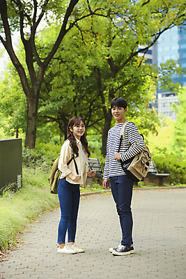 포토 JPG 주간 전신 커플 공원 여자 교육 남자 대학생 가방 데이트 대학생라이프 대화 서기 미소 들기 20대 청년 성인 야외 두명 옆모습 친구 청춘 캠퍼스라이프 우정 한국인 즐거움 대학교 성인만 국내포토 자연요소 학생 라이프스타일 잡화 공공시설 감정 뷰포인트 컨셉 학교 관계 모션 표정 말하기 사람 동양인 파일형식