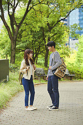 포토 JPG 주간 전신 커플 공원 여자 교육 남자 대학생 가방 데이트 대학생라이프 대화 서기 미소 들기 20대 청년 성인 야외 두명 옆모습 친구 청춘 캠퍼스라이프 우정 한국인 즐거움 대학교 성인만 국내포토 자연요소 학생 라이프스타일 잡화 공공시설 감정 뷰포인트 컨셉 학교 관계 모션 표정 말하기 사람 동양인 파일형식