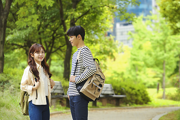 포토 JPG 주간 커플 공원 여자 교육 남자 대학생 가방 데이트 대학생라이프 대화 서기 미소 들기 상반신 20대 청년 성인 야외 두명 옆모습 친구 청춘 캠퍼스라이프 우정 한국인 즐거움 대학교 성인만 국내포토 자연요소 학생 라이프스타일 잡화 공공시설 감정 뷰포인트 컨셉 학교 관계 모션 표정 말하기 사람 동양인 파일형식