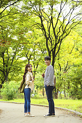 포토 JPG 주간 전신 커플 공원 여자 교육 남자 대학생 가방 데이트 대학생라이프 대화 서기 미소 들기 20대 청년 성인 야외 두명 옆모습 친구 청춘 캠퍼스라이프 우정 한국인 즐거움 대학교 성인만 국내포토 자연요소 학생 라이프스타일 잡화 공공시설 감정 뷰포인트 컨셉 학교 관계 모션 표정 말하기 사람 동양인 파일형식