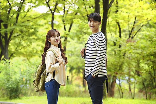 포토 JPG 주간 커플 공원 여자 교육 남자 대학생 가방 데이트 대학생라이프 대화 서기 미소 들기 상반신 20대 청년 성인 야외 두명 옆모습 친구 청춘 캠퍼스라이프 우정 한국인 즐거움 대학교 성인만 국내포토 자연요소 학생 라이프스타일 잡화 공공시설 감정 뷰포인트 컨셉 학교 관계 모션 표정 말하기 사람 동양인 파일형식