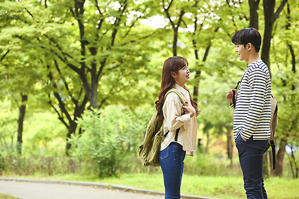 포토 JPG 주간 커플 공원 여자 교육 남자 대학생 가방 데이트 대학생라이프 대화 서기 미소 들기 상반신 20대 청년 성인 야외 두명 옆모습 친구 청춘 캠퍼스라이프 우정 한국인 즐거움 대학교 성인만 국내포토 자연요소 학생 라이프스타일 잡화 공공시설 감정 뷰포인트 컨셉 학교 관계 모션 표정 말하기 사람 동양인 파일형식