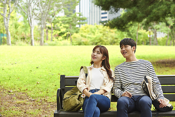 포토 JPG 주간 커플 응시 공원 여자 교육 남자 대학생 벤치 대학생라이프 휴식 앉기 상반신 20대 청년 성인 야외 두명 앞모습 친구 청춘 캠퍼스라이프 우정 한국인 올려보기 즐거움 대학교 성인만 국내포토 자연요소 학생 라이프스타일 시선 공공시설 감정 뷰포인트 컨셉 의자 학교 관계 모션 사람 동양인 파일형식