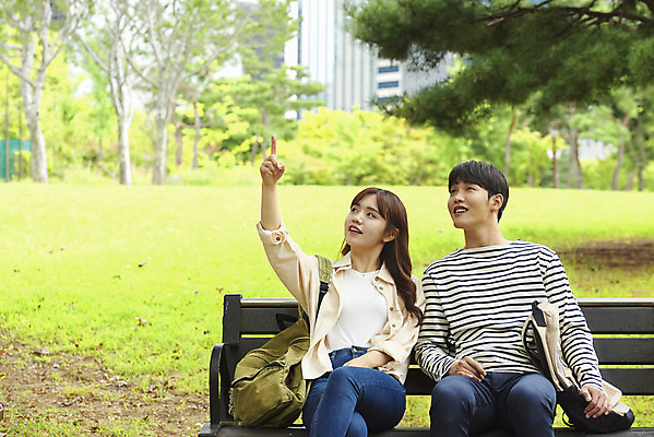 포토 JPG 주간 커플 응시 공원 여자 교육 남자 대학생 벤치 대학생라이프 휴식 앉기 상반신 20대 청년 성인 야외 두명 앞모습 친구 청춘 캠퍼스라이프 우정 한국인 올려보기 가리킴 즐거움 대학교 성인만 국내포토 자연요소 학생 라이프스타일 시선 공공시설 감정 뷰포인트 컨셉 의자 학교 관계 모션 사람 동양인 손짓 파일형식