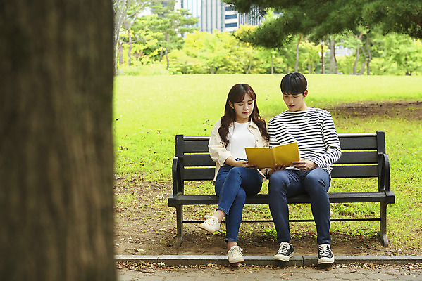 포토 JPG 주간 전신 커플 공원 여자 교육 남자 대학생 벤치 대학생라이프 휴식 앉기 20대 청년 성인 야외 두명 앞모습 책 친구 청춘 독서 캠퍼스라이프 우정 한국인 즐거움 대학교 과제 성인만 국내포토 자연요소 학생 라이프스타일 공공시설 감정 뷰포인트 컨셉 의자 학교 관계 모션 사람 동양인 파일형식