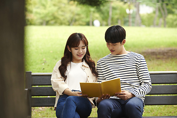 포토 JPG 주간 커플 공원 여자 교육 남자 대학생 벤치 대학생라이프 휴식 앉기 상반신 20대 청년 성인 야외 두명 앞모습 책 친구 청춘 독서 캠퍼스라이프 우정 한국인 즐거움 대학교 과제 성인만 국내포토 자연요소 학생 라이프스타일 공공시설 감정 뷰포인트 컨셉 의자 학교 관계 모션 사람 동양인 파일형식