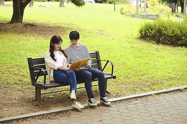 포토 JPG 주간 전신 커플 공원 여자 교육 남자 대학생 벤치 대학생라이프 휴식 앉기 20대 청년 성인 야외 두명 옆모습 책 친구 청춘 독서 캠퍼스라이프 우정 한국인 즐거움 대학교 과제 성인만 국내포토 자연요소 학생 라이프스타일 공공시설 감정 뷰포인트 컨셉 의자 학교 관계 모션 사람 동양인 파일형식