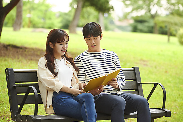 포토 JPG 주간 커플 공원 여자 교육 남자 대학생 벤치 대학생라이프 휴식 앉기 상반신 20대 청년 성인 야외 두명 옆모습 책 친구 청춘 독서 캠퍼스라이프 우정 한국인 즐거움 대학교 과제 성인만 국내포토 자연요소 학생 라이프스타일 공공시설 감정 뷰포인트 컨셉 의자 학교 관계 모션 사람 동양인 파일형식