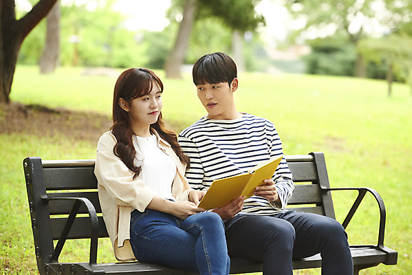포토 JPG 주간 커플 공원 여자 교육 남자 대학생 벤치 대학생라이프 휴식 앉기 상반신 20대 청년 성인 야외 두명 옆모습 책 친구 청춘 독서 캠퍼스라이프 우정 한국인 즐거움 대학교 과제 성인만 국내포토 자연요소 학생 라이프스타일 공공시설 감정 뷰포인트 컨셉 의자 학교 관계 모션 사람 동양인 파일형식