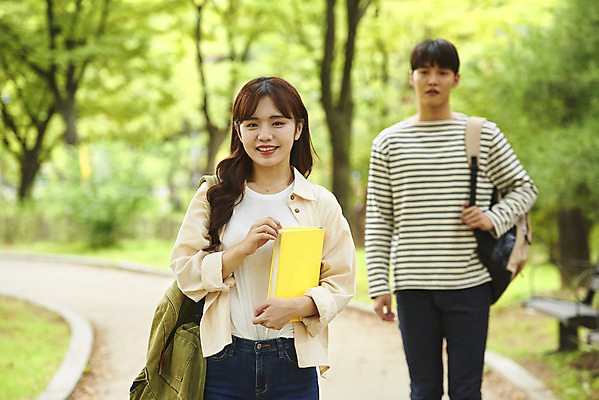 포토 JPG 주간 커플 공원 여자 교육 남자 대학생 대학생라이프 서기 미소 들기 상반신 20대 청년 성인 야외 두명 앞모습 책 친구 청춘 캠퍼스라이프 우정 한국인 즐거움 대학교 성인만 국내포토 자연요소 학생 라이프스타일 공공시설 감정 뷰포인트 컨셉 학교 관계 모션 표정 사람 동양인 파일형식