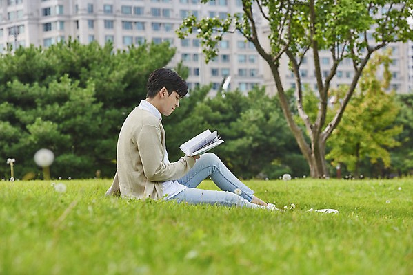 포토 JPG 주간 전신 공원 교육 남자 여유 대학생 대학생라이프 한명 앉기 20대 청년 성인 야외 옆모습 책 청춘 독서 캠퍼스라이프 한국인 즐거움 대학교 성인남자한명만 국내포토 자연요소 1 학생 라이프스타일 공공시설 감정 뷰포인트 컨셉 학교 모션 사람 동양인 남자한명만 성인남자만 파일형식