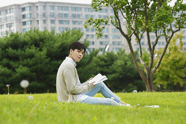포토 JPG 주간 전신 공원 교육 남자 여유 대학생 대학생라이프 한명 앉기 20대 청년 성인 야외 옆모습 책 청춘 독서 캠퍼스라이프 한국인 즐거움 대학교 성인남자한명만 국내포토 자연요소 1 학생 라이프스타일 공공시설 감정 뷰포인트 컨셉 학교 모션 사람 동양인 남자한명만 성인남자만 파일형식