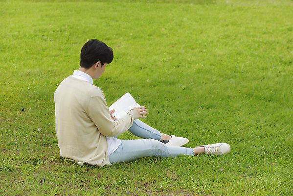 포토 JPG 주간 전신 공원 교육 남자 여유 대학생 대학생라이프 한명 앉기 20대 청년 성인 야외 옆모습 책 청춘 독서 캠퍼스라이프 한국인 즐거움 대학교 성인남자한명만 국내포토 자연요소 1 학생 라이프스타일 공공시설 감정 뷰포인트 컨셉 학교 모션 사람 동양인 남자한명만 성인남자만 파일형식