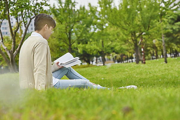 포토 JPG 주간 전신 공원 교육 남자 여유 대학생 대학생라이프 한명 앉기 20대 청년 성인 야외 옆모습 책 청춘 독서 캠퍼스라이프 한국인 즐거움 대학교 성인남자한명만 국내포토 자연요소 1 학생 라이프스타일 공공시설 감정 뷰포인트 컨셉 학교 모션 사람 동양인 남자한명만 성인남자만 파일형식