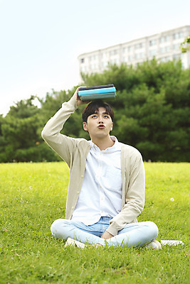 포토 JPG 주간 전신 공원 교육 남자 대학생 장난 대학생라이프 한명 미소 들기 앉기 20대 청년 성인 야외 앞모습 책 청춘 캠퍼스라이프 한국인 즐거움 대학교 성인남자한명만 국내포토 자연요소 1 학생 라이프스타일 공공시설 감정 뷰포인트 컨셉 학교 모션 표정 사람 동양인 남자한명만 성인남자만 파일형식